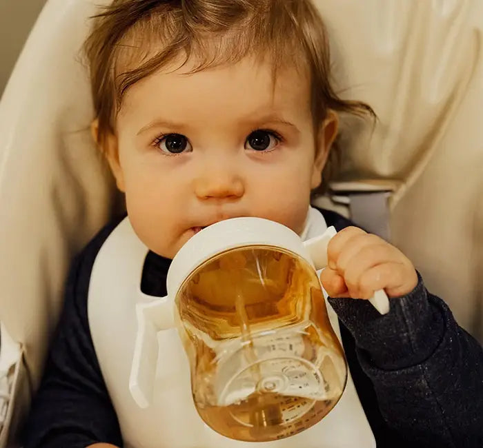 Cómo lograr que tu bebé use un vaso con boquilla