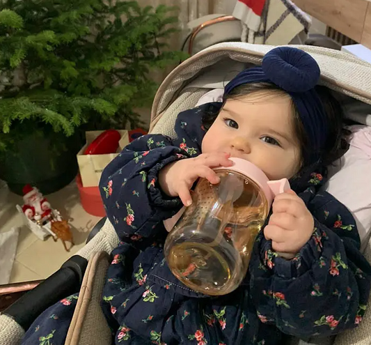 Cuándo y cómo introducir un vasito para bebés