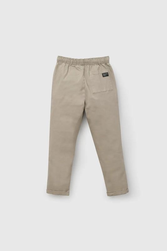 Pantalón gabardina niño café