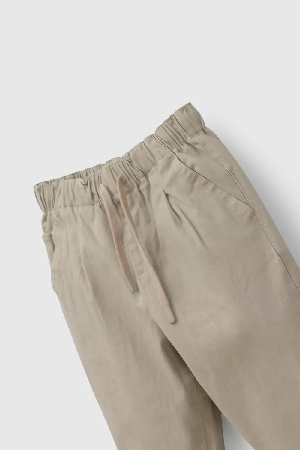 Pantalón gabardina niño café